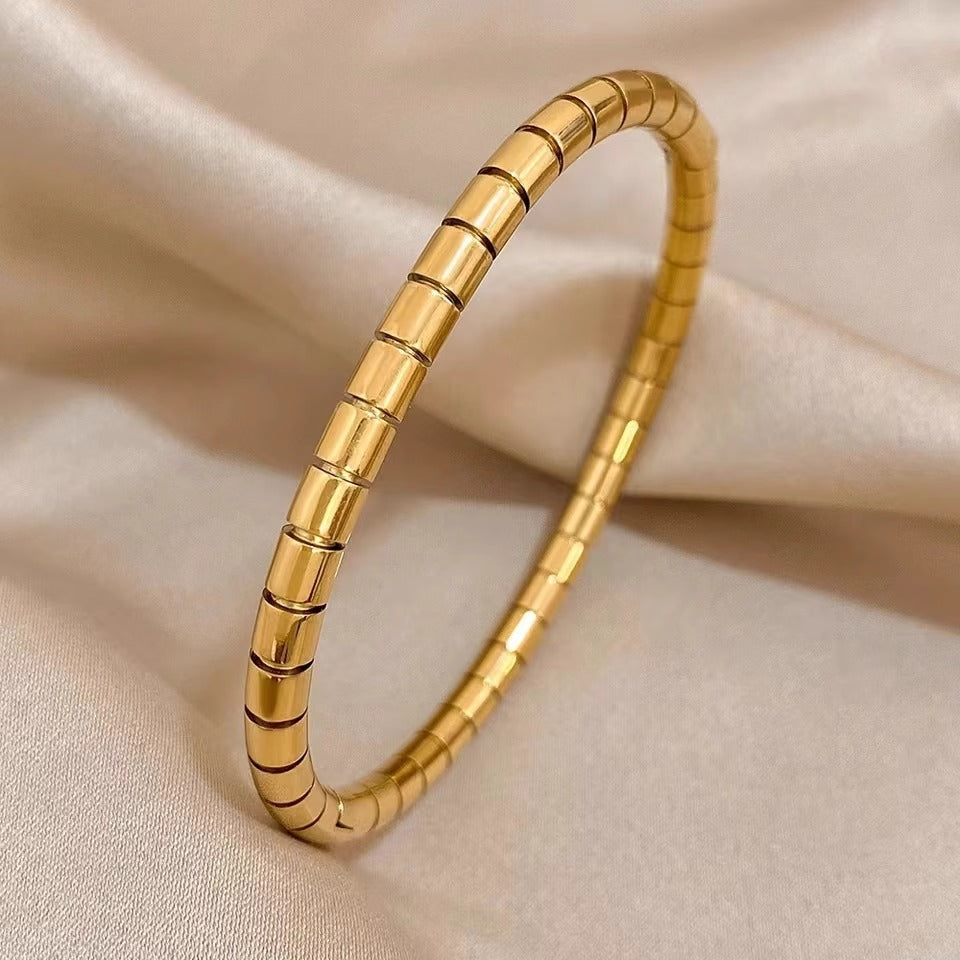 Bracciale Minimalista da Donna in Acciaio al Titanio con Segmenti di Bambù, Finitura Placcata e Superficie Liscia Lucida