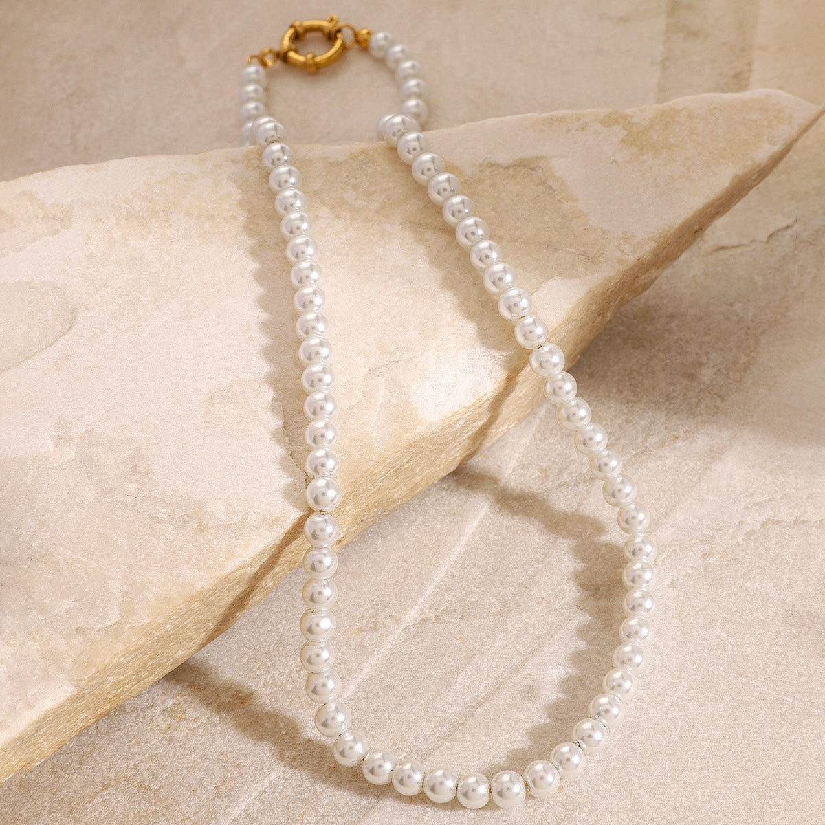 Collana con pendente in perla stile francese vintage in acciaio inossidabile con intarsio di strass e finitura placcata per donna