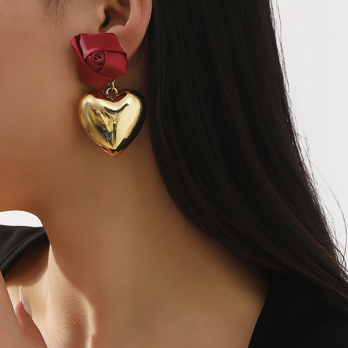 Orecchini a perno da donna minimalisti a forma di rosa e cuore in lega con finitura placcata