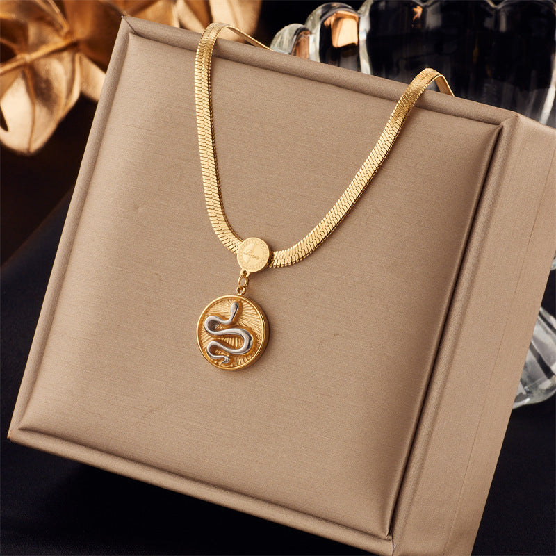 Collana con ciondolo a farfalla turchese retrò minimalista in acciaio inossidabile con finitura placcata su catena a serpente da donna