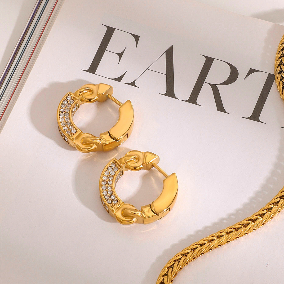 Orecchini a perno geometrici placcati in acciaio inossidabile con strass, da donna, con estetica minimalista di lusso