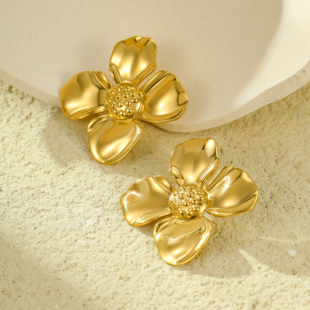 Orecchini a perno da donna vintage a forma di fiore in acciaio inossidabile placcato oro