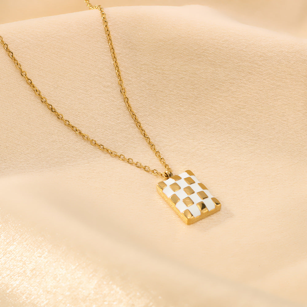 Collana Minimalista con Pendente Quadrato a Scacchi in Acciaio Titanio e Finitura Placcata Sottovuoto in Oro 18K su Catena a O da Donna