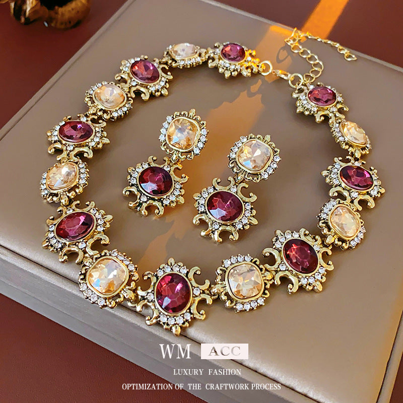 Collana Pendente Rotonda con Strass d'Ispirazione Vintage e Catena in Lega Placcata da Donna, Elegante Set di Gioielli per la Clavicola con Orecchini Inclusi