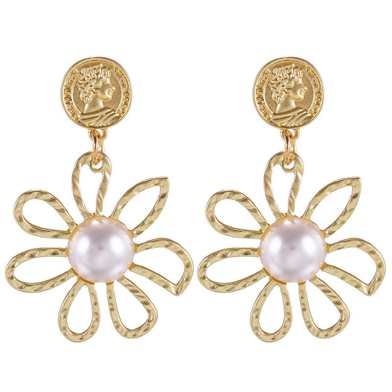 Orecchini a perno con fiore in lega placcata oro, intarsio di perle e ago in argento sterling 925