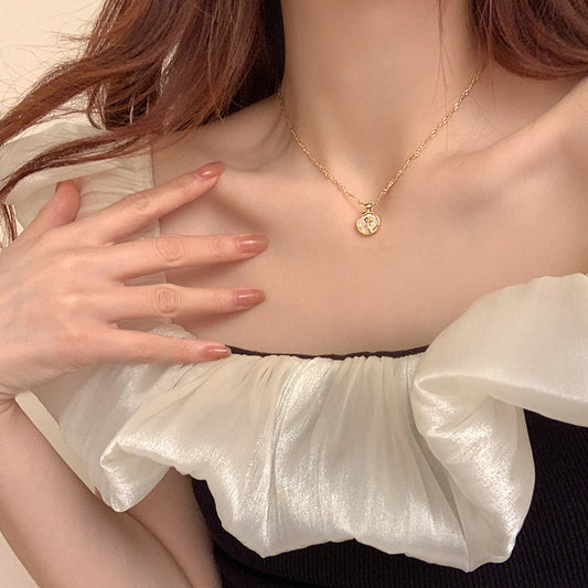 Collar Elegante con Colgante Floral Inspirado en Nácar para Mujer en Aleación con Acabado Chapado, Delicada Cadena para Clavícula para Uso Diario