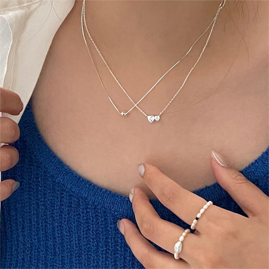Collana Minimalista a Cuore in Argento Sterling 925 con Accenti di Zirconi su Catena a Croce per Donna