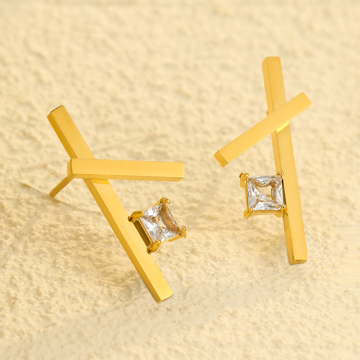 Orecchini a perno con zirconi a croce minimalisti in acciaio inossidabile da donna, con finitura galvanica e design geometrico
