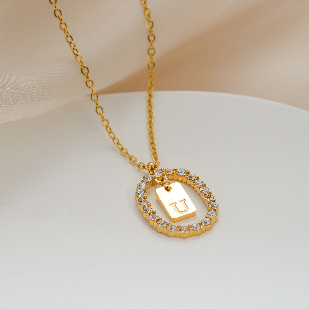 Collana da donna a maglione versatile in acciaio inossidabile ovale minimalista con lettera, placcata oro, con catena a maglie, con strass micro-pavé