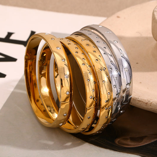 Pulsera minimalista con estrella de ocho puntas y puntos redondos en base de acero inoxidable chapada en oro de 18 quilates con motivos de luna, sol y ojo engastados con diamantes de imitación blancos