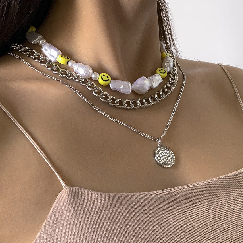 Affascinante Collana Multistrato in Stile Rustico con Faccina Sorridente e Ciondolo a Lettera d'Amore in Lega con Finitura Galvanica