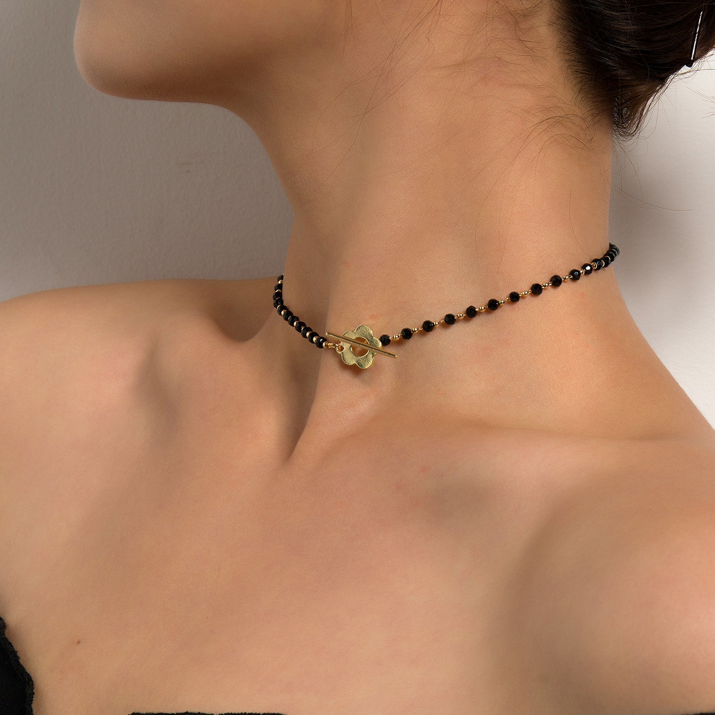 Collana Minimalista Floreale Geometrica in Lega con Finitura Galvanizzata e Delicata Catena Corta a Clavicola