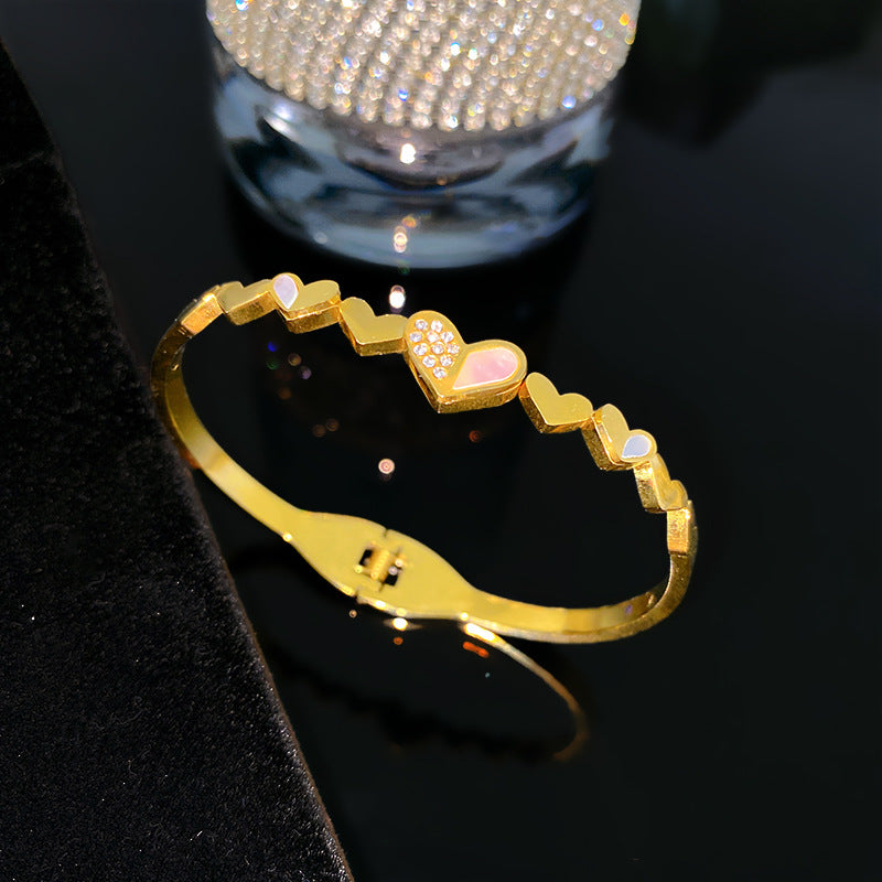 Vintage Sweet Heart Shaped Gold Plated Titanium Steel Bracelet for Women