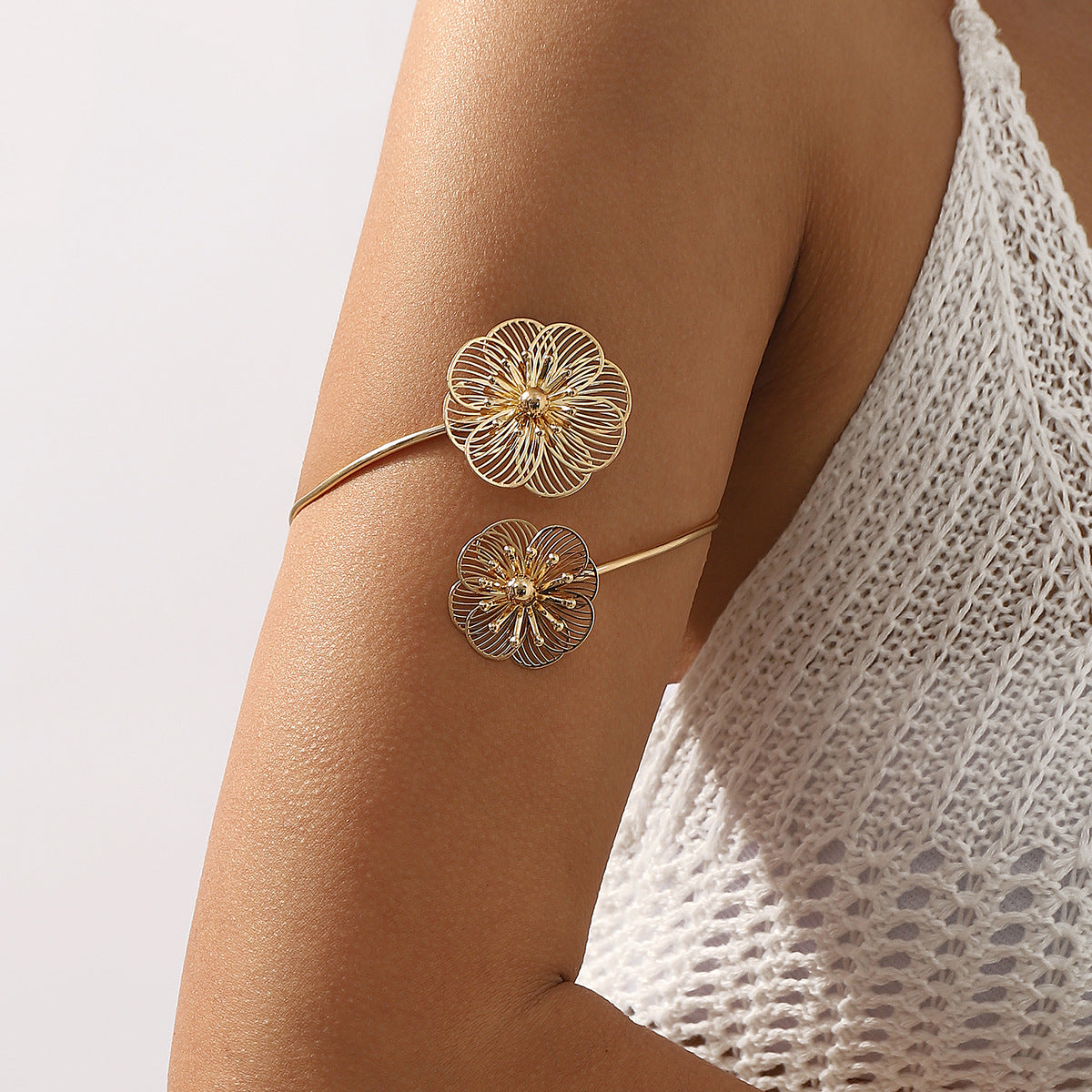 Bracciale da donna a polsino con fiore 3D traforato minimalista con finitura placcata