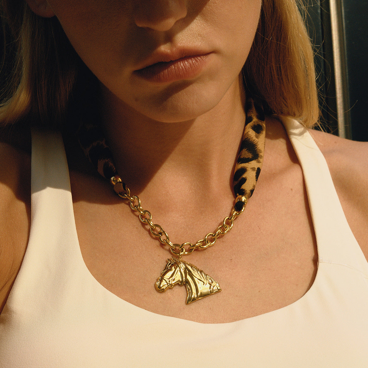 Collana da donna a pendente con cavallo geometrico in acciaio al titanio con finitura placcata, catena a clavicola in acciaio inossidabile