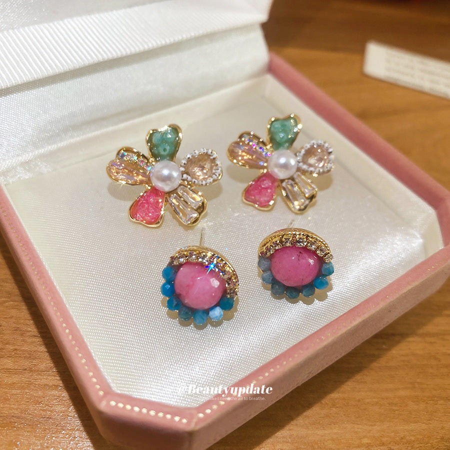Elegantes aretes de flor con cristales y postes de acero enchapado para mujer