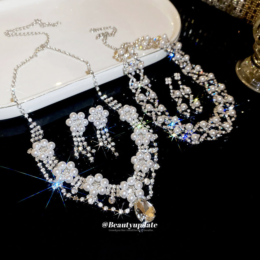 Parure di collana e orecchini pendenti eleganti con perle floreali e intarsi di strass in rame da donna