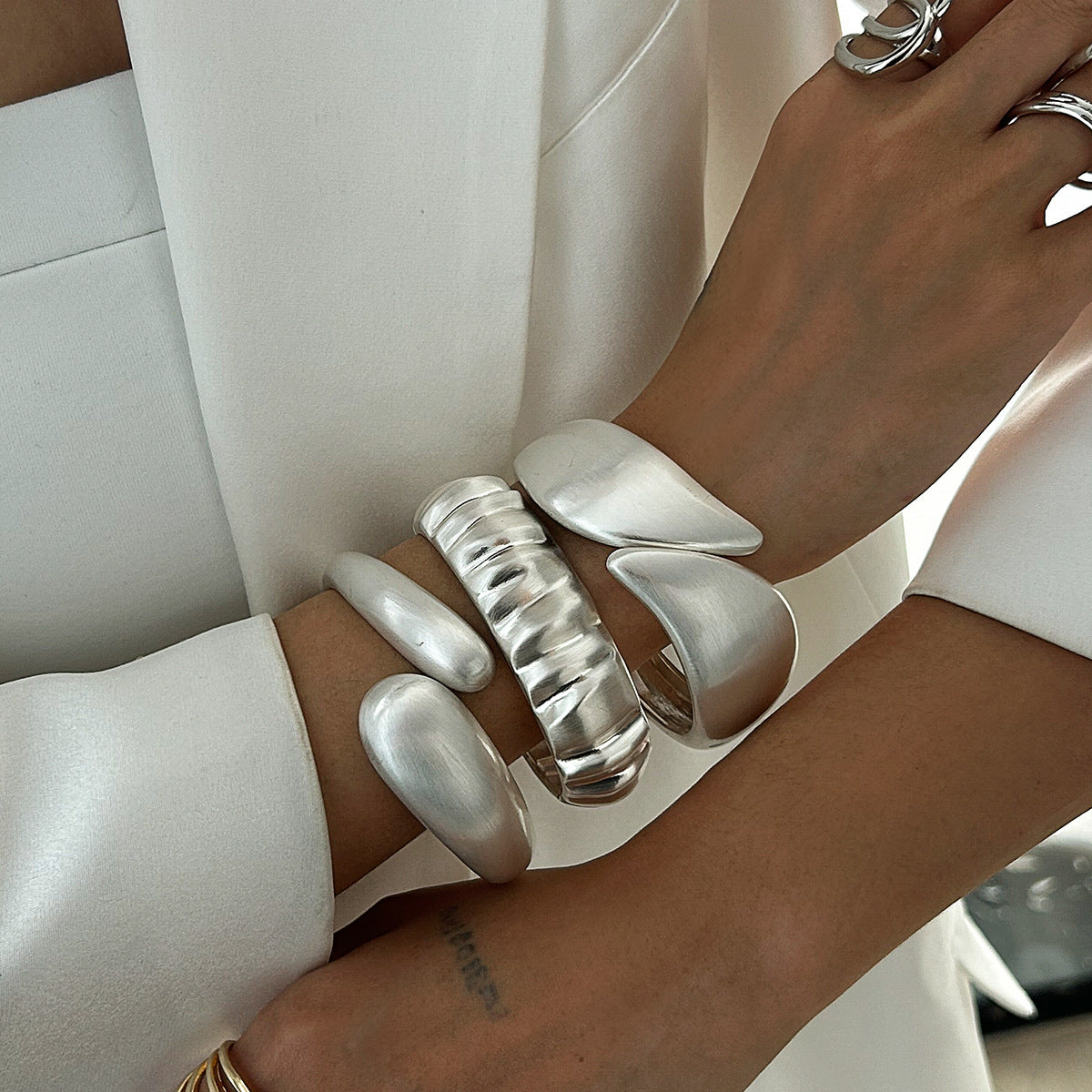 Bracciale geometrico minimalista in lega da donna con finitura placcata e design a polsino aperto