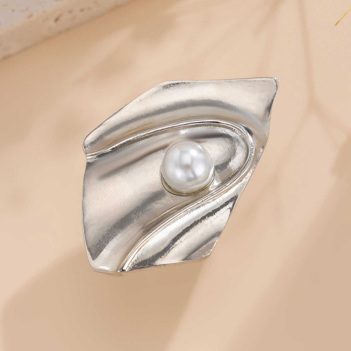 Elegante anillo ajustable para mujer con diseño floral ovalado y perlas de imitación chapadas