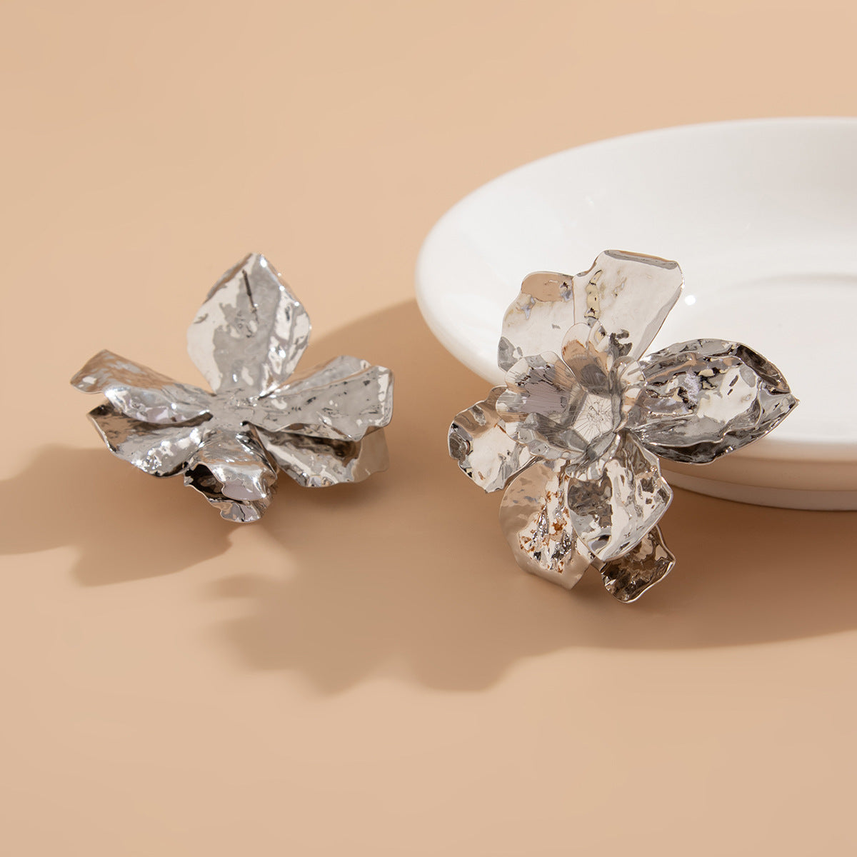Pendientes Florales Exagerados con Diseño de Flor de Metal Plisado 3D, Tachuelas de Acero Inoxidable Galvanizado para Mujer