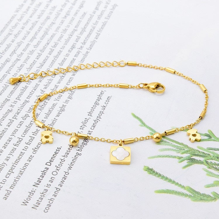 Bracciale Minimalista in Acciaio al Titanio a Forma di Orsetto con Accenti in Guscio Lucido e Lunghezza Regolabile