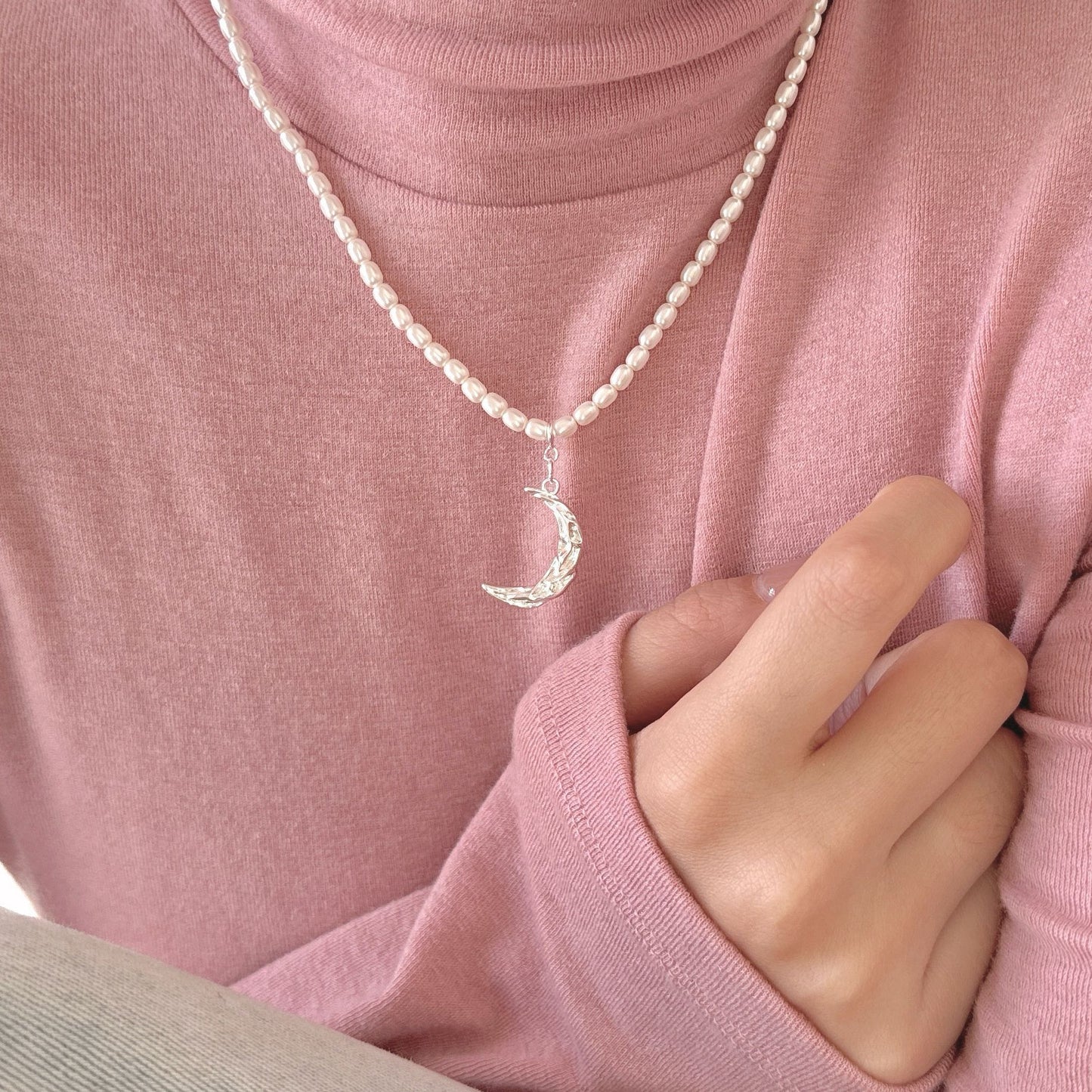 Graziosa collana in argento sterling 925 con luna geometrica intrecciata e perla artificiale