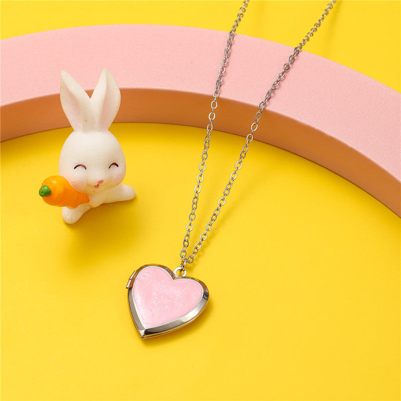 Collana con ciondolo a forma di cuore in lega in stile cartone animato con finitura smaltata per bambini, con apertura a cornice riempita di glitter rosa