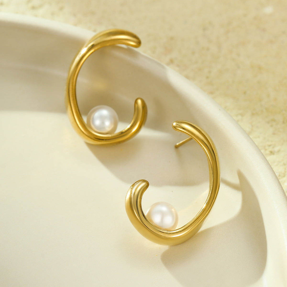 Pendientes de acero inoxidable de perlas irregulares con forma de media luna a la moda para mujer con acabado chapado