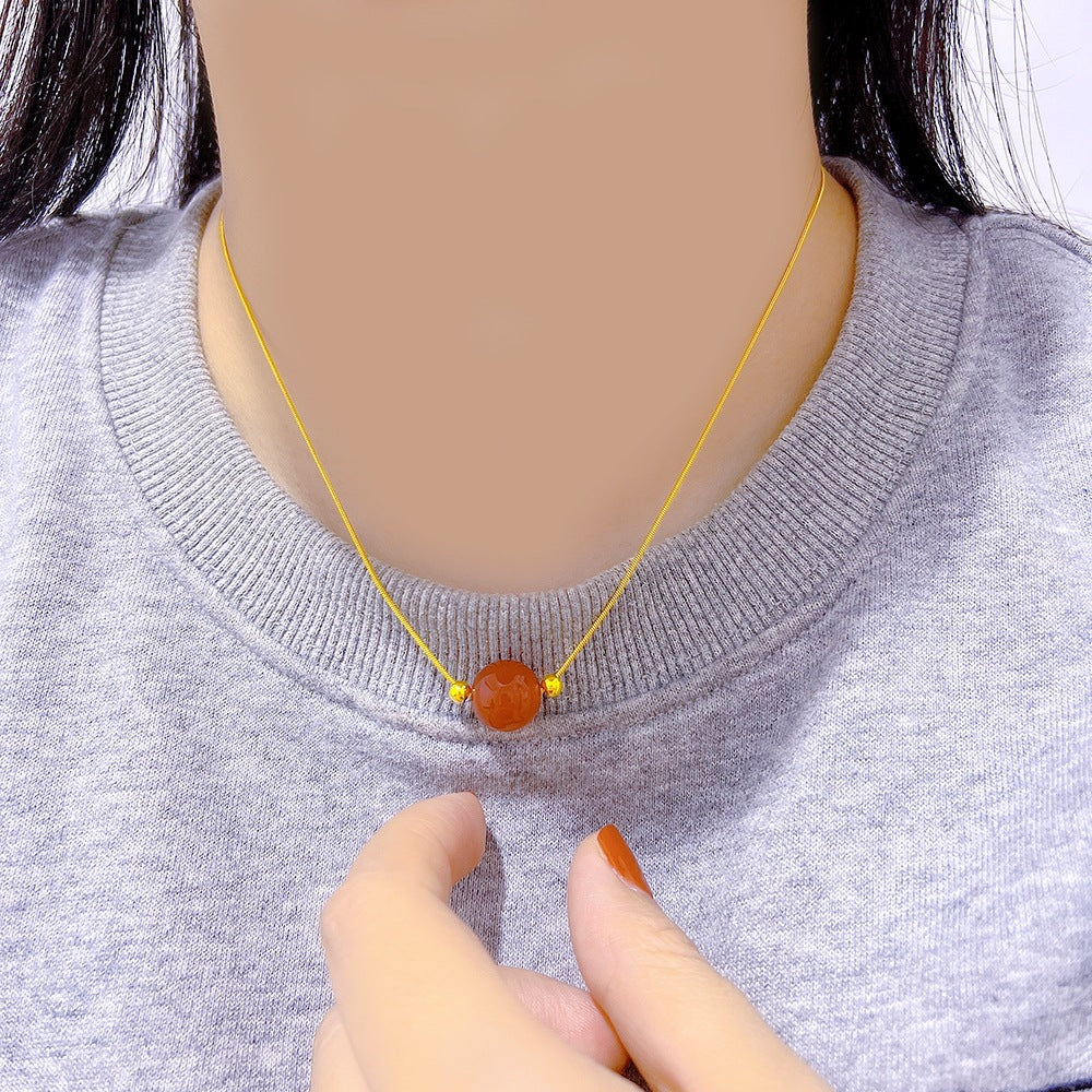 Collana con ciondolo floreale minimalista in agata rossa per donna con catena a serpente in acciaio al titanio e finitura placcata