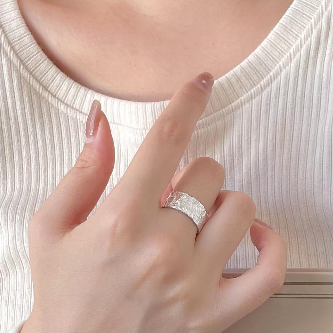 Anello da donna minimalista con cuore geometrico intarsiato in argento sterling 925