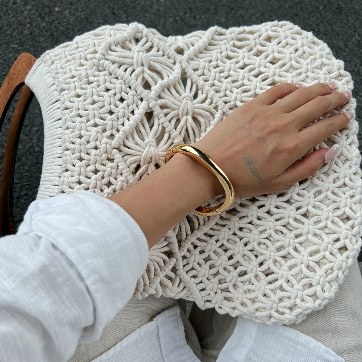 Bracciale rigido aperto da donna in lega con finitura placcata, effetto iridescente colorato e design geometrico, stile retrò ondulato