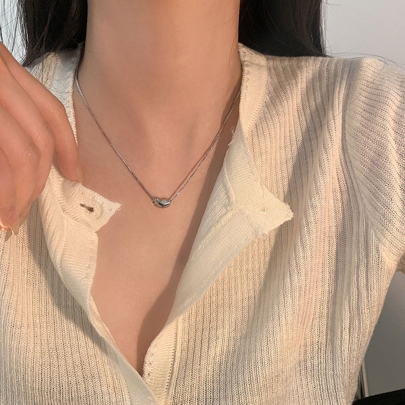 Graziosa collana minimalista in acciaio al titanio a forma di cuore da donna con catena a maglie e design corto per clavicola