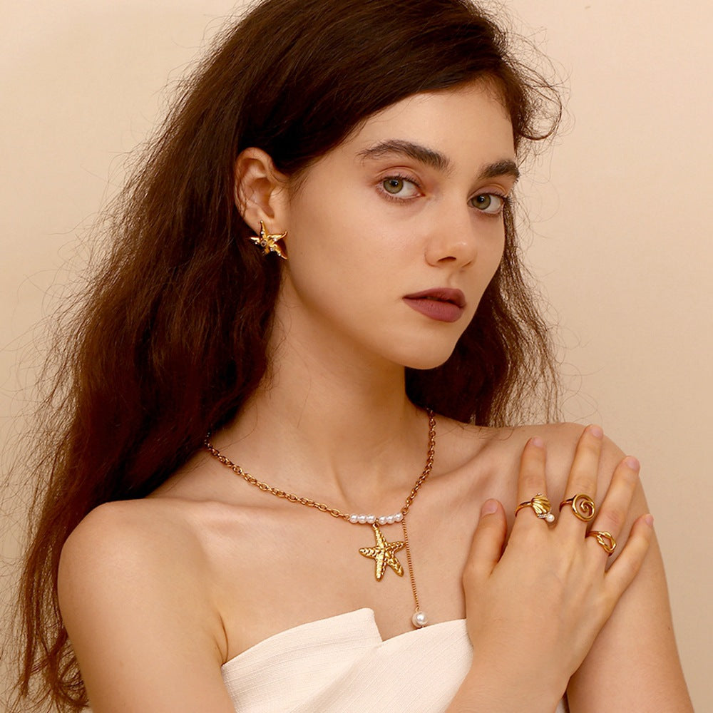 Elegante Collana Pendente da Donna a Forma di Stella Marina in Acciaio Inossidabile Placcato Oro 18K con Perla Imitazione e Nappe