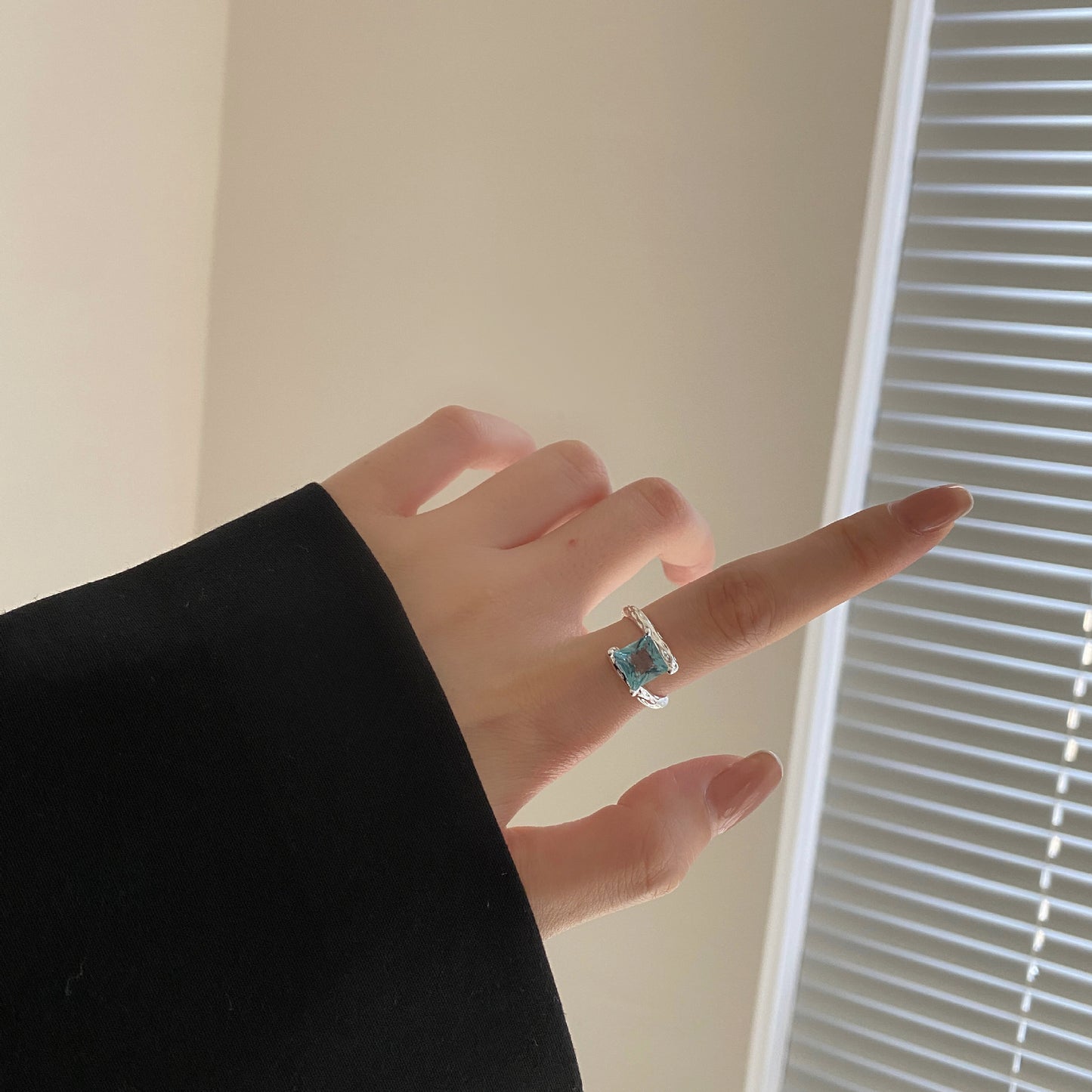 Anello aperto minimalista in argento sterling 925 con zirconi cubici blu e finitura placcata