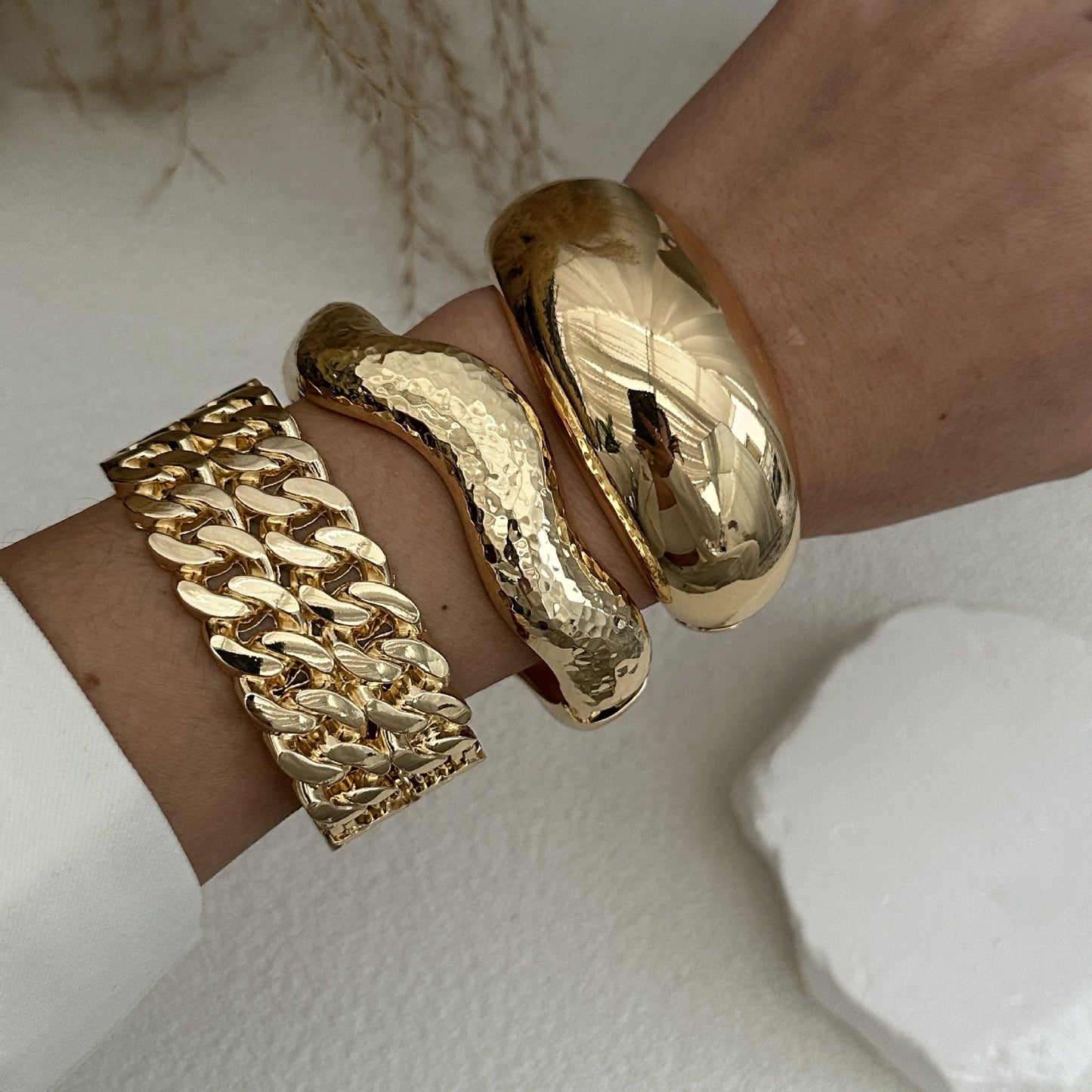 Bracciale rigido dorato in lega geometrico largo con design a molla a onda irregolare
