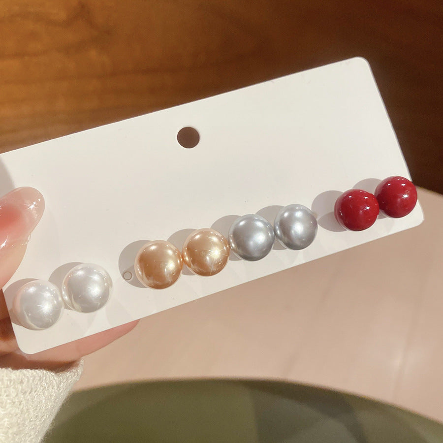 Elegantes aretes de perlas redondas estilo retro francés con postes de acero chapados en oro para mujer