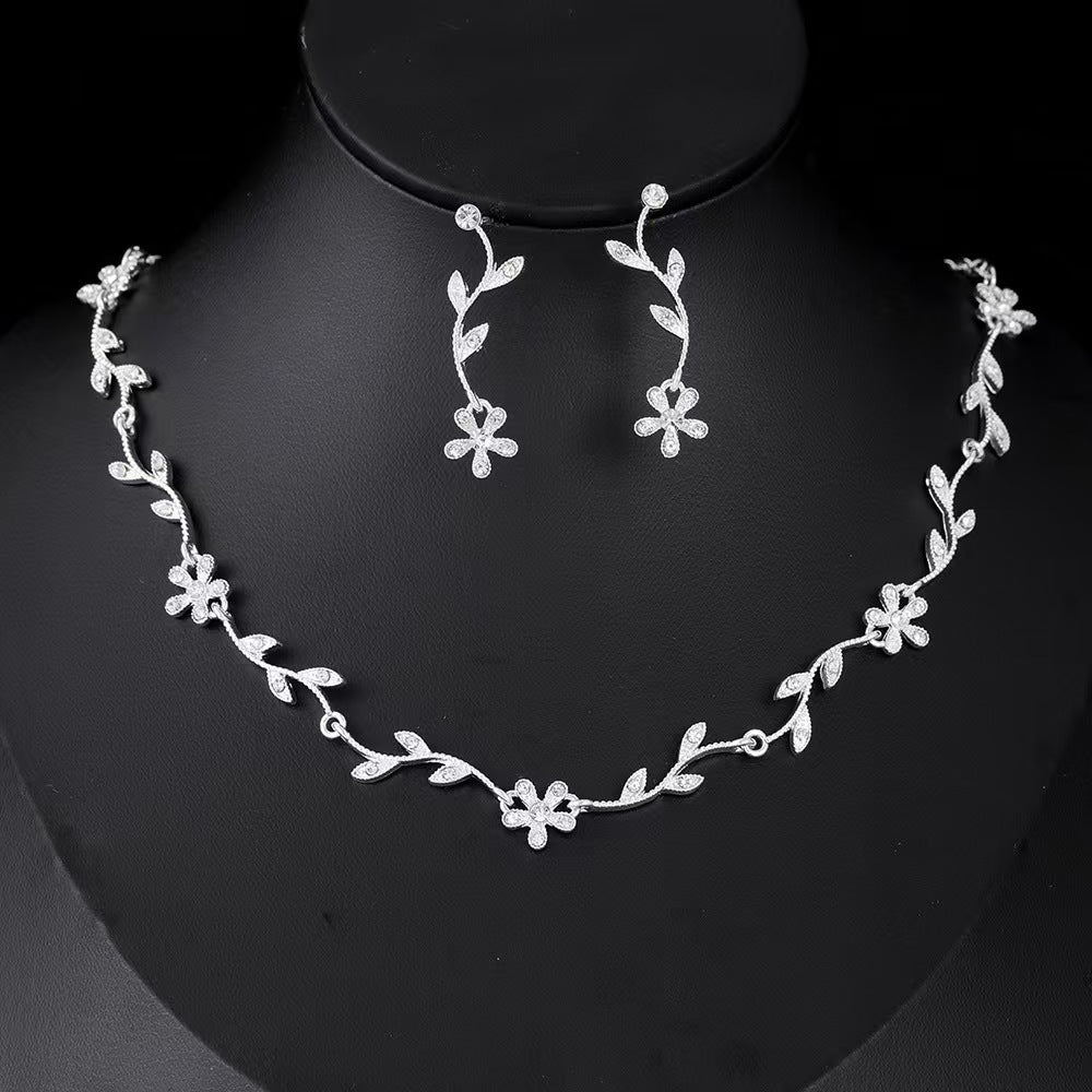 Juego de collar con colgante de diamantes de imitación con forma de hoja y flor floral minimalista con cadena tipo O, base de aleación de zinc, acabado galvanizado para mujer