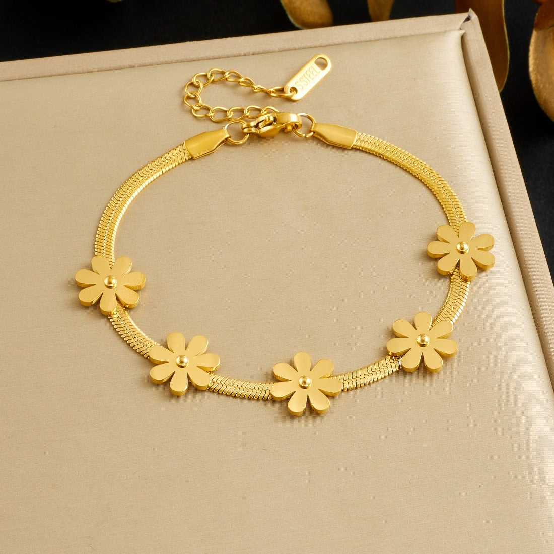 Minimalist Gold Plated Stainless Steel Daisy Pendant Chain Bracelet