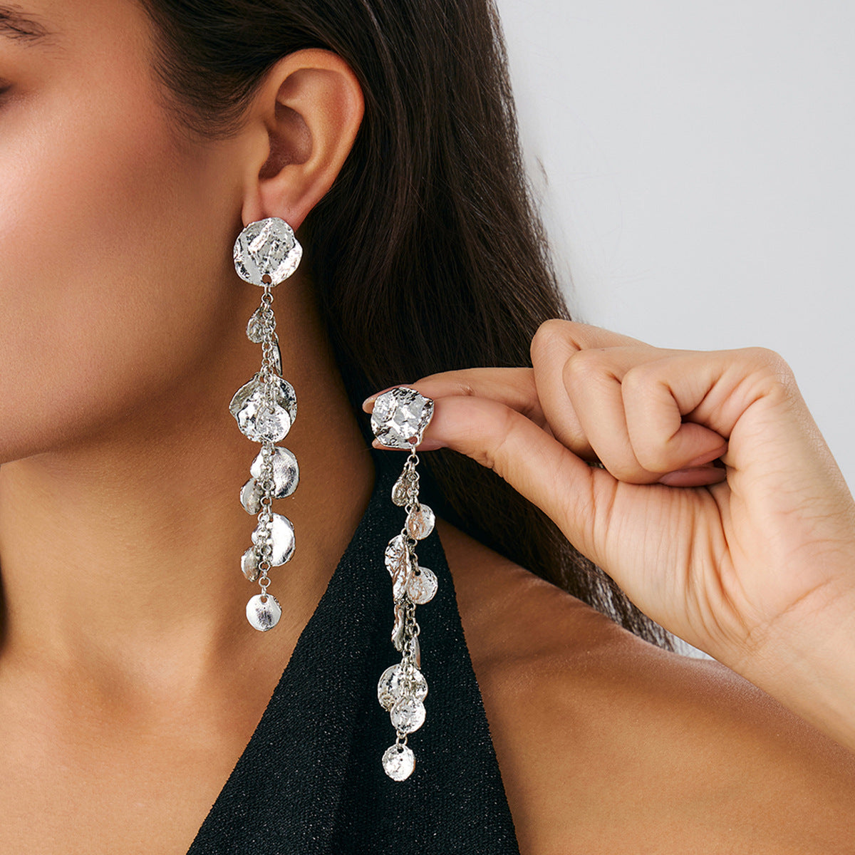 Pendientes colgantes minimalistas de disco redondo geométrico para mujer con aleación chapada de textura martillada y postes de acero inoxidable