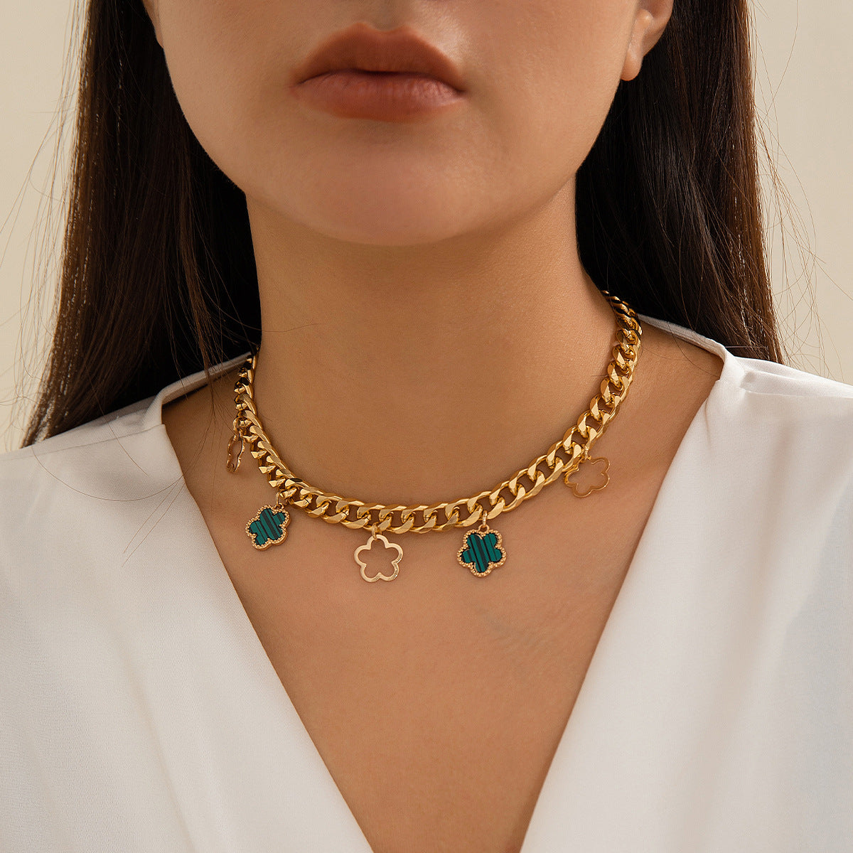 Collana con Pendente Minimalista a Trifoglio con Nappe da Donna, Collana in Lega Metallica con Finitura Placcata, Design Floreale e Geometrico
