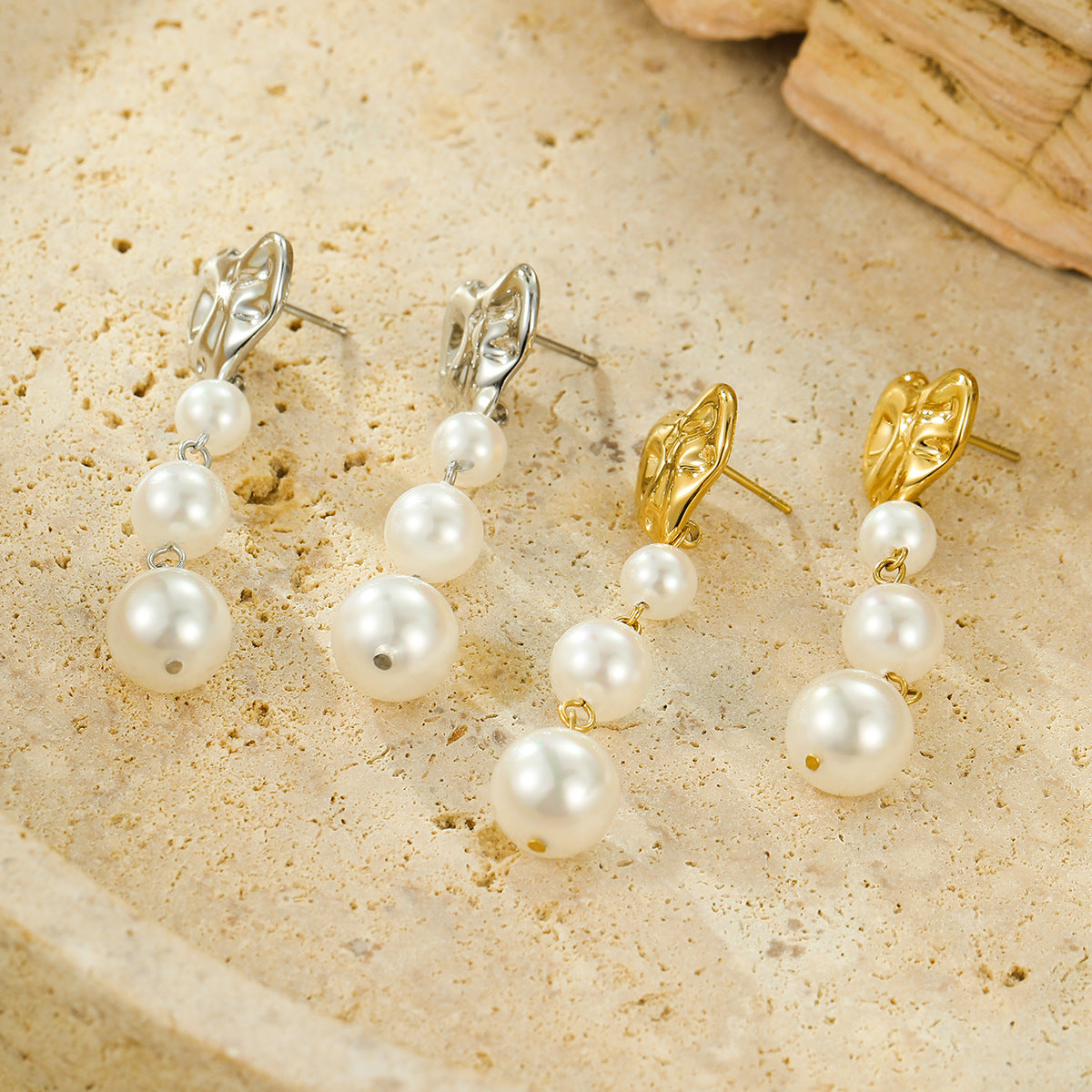 Pendientes colgantes con corazón arrugado de estilo vintage en acero de titanio con chapado en oro de 18 quilates y detalles de perlas
