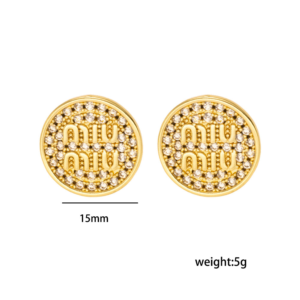 Orecchini a perno geometrici minimalisti a forma di lettera M in rame placcato oro con intarsio di strass per donna