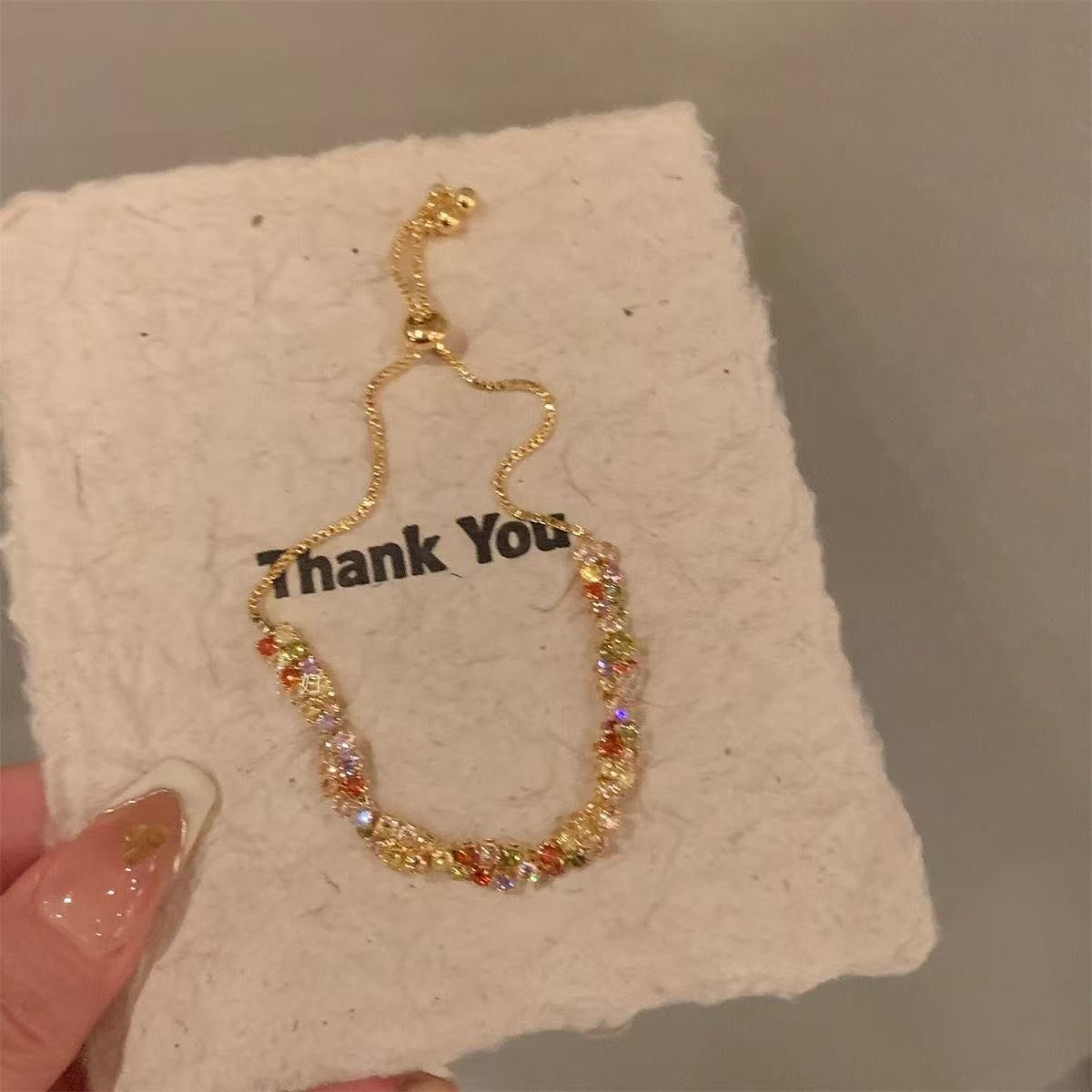 Elegante bracciale da donna con fiore geometrico e accenti in zircone, in rame placcato, stile trendy da ufficio, gioiello versatile e lussuoso per la mano