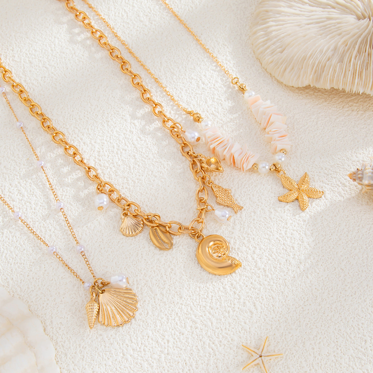 Collana con ciondolo a stella marina e conchiglia in stile vacanza con charm in lega e perle simulate su delicata catena per clavicola