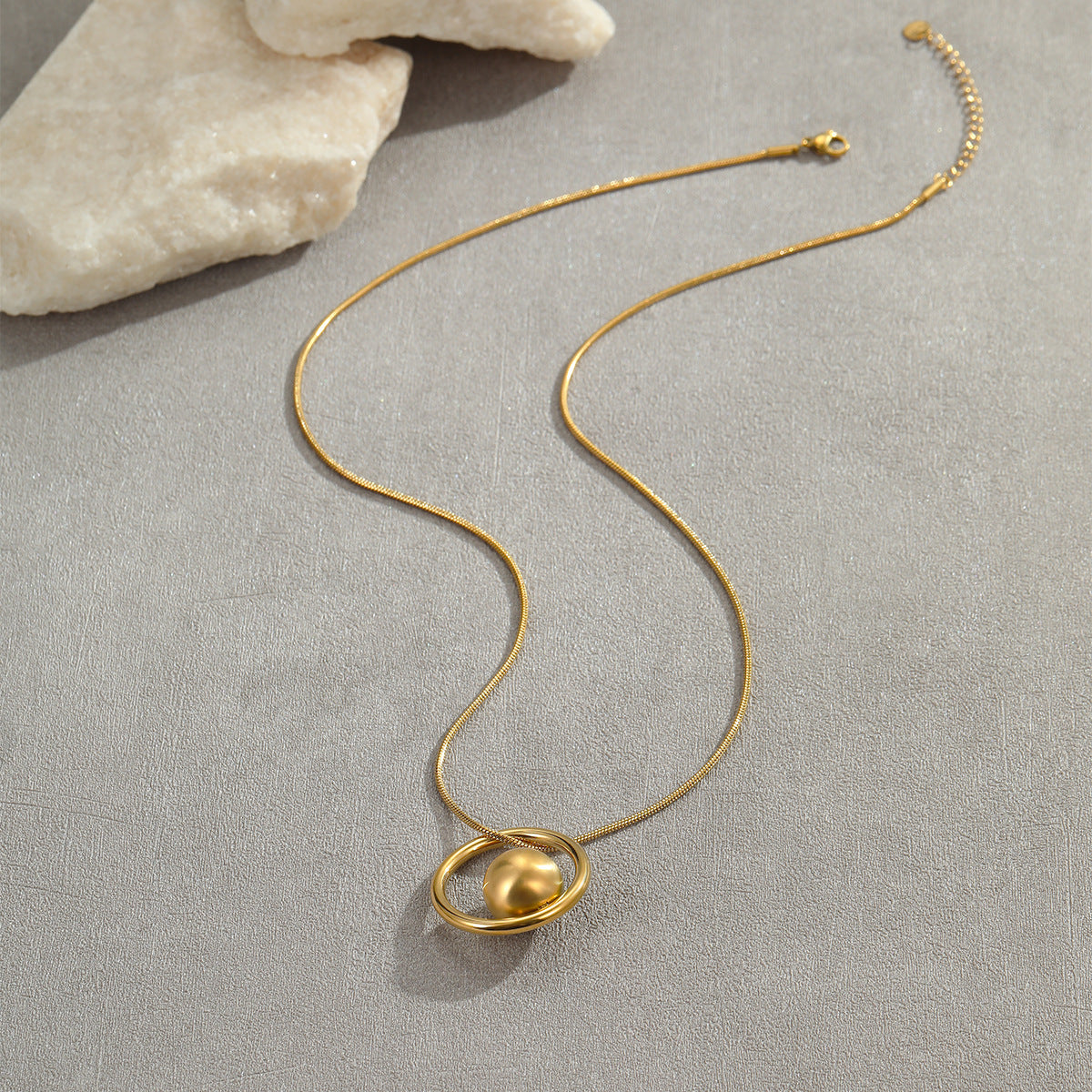 Collana Minimalista Geometrica in Acciaio Titanio con Finitura Galvanizzata per Donne, Gioielli con Ciondolo e Catena in Acciaio Inossidabile