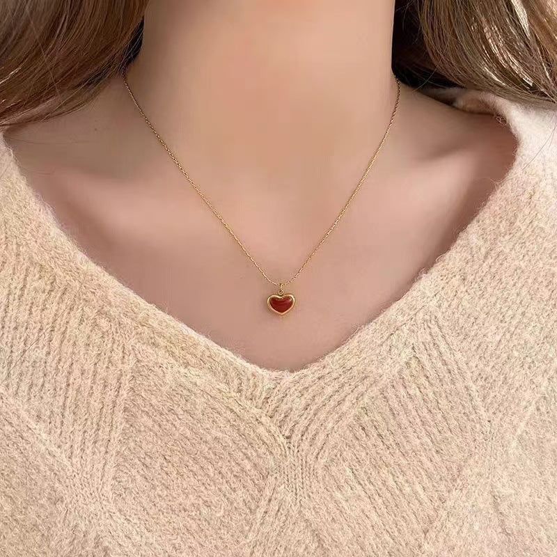 Set di collana minimalista in acciaio al titanio a forma di cuore con smalto, catena a serpente e orecchini a perno.