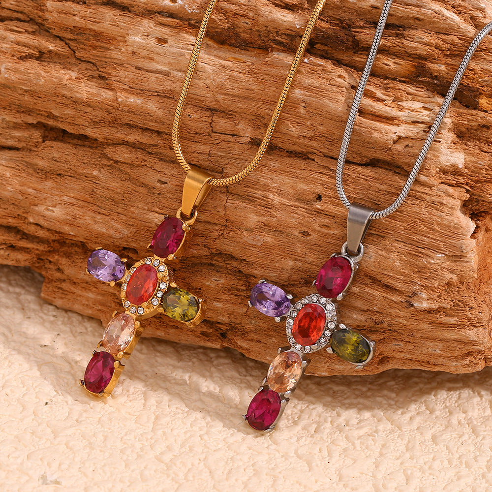 Collana bohémien vintage con ciondolo a croce in acciaio inossidabile placcato oro 18 carati e intarsi di strass colorati su catena sottile a serpente per donna
