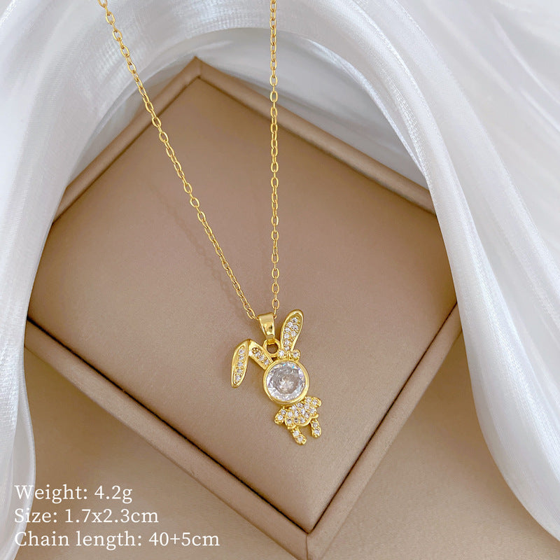 Collar con colgante minimalista de conejo en acero de titanio con detalles de circonita cúbica, delicada cadena a la clavícula para mujer y hombre