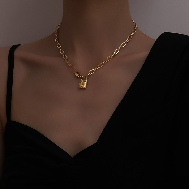 Collar con colgante en forma de U estilo Hip Hop para mujer con cadena de acero inoxidable y diseño de imperdible de acero de titanio chapado en oro