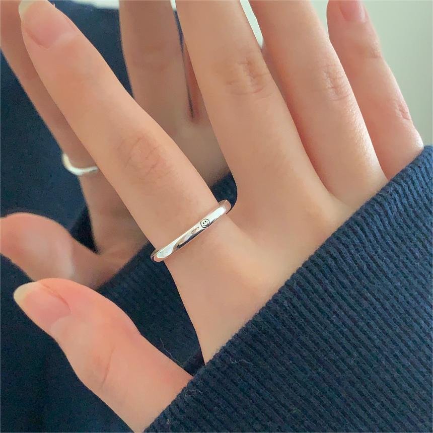 Anillo minimalista de plata de ley 925 con forma de corazón, acabado pulido liso y acento cuadrado biselado